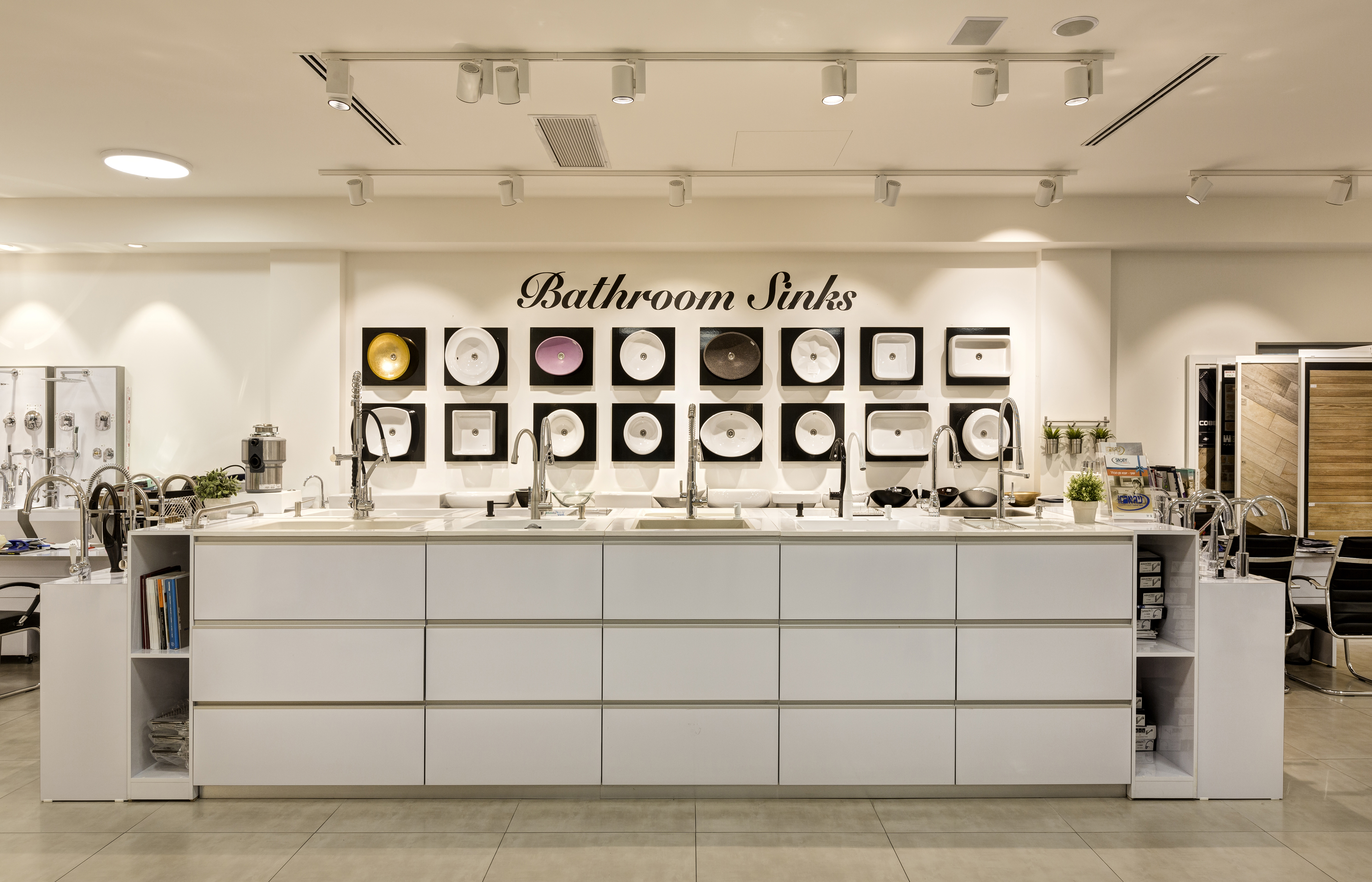 תצוגת כיורים מונחים